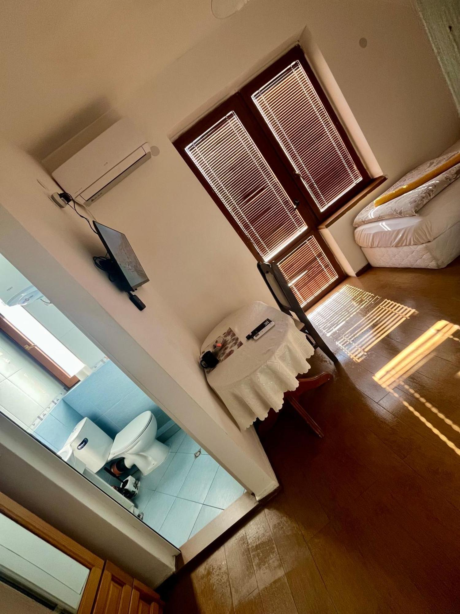 En-Suite Rooms: Novа Guesthouse In Sofia Center Rum bild