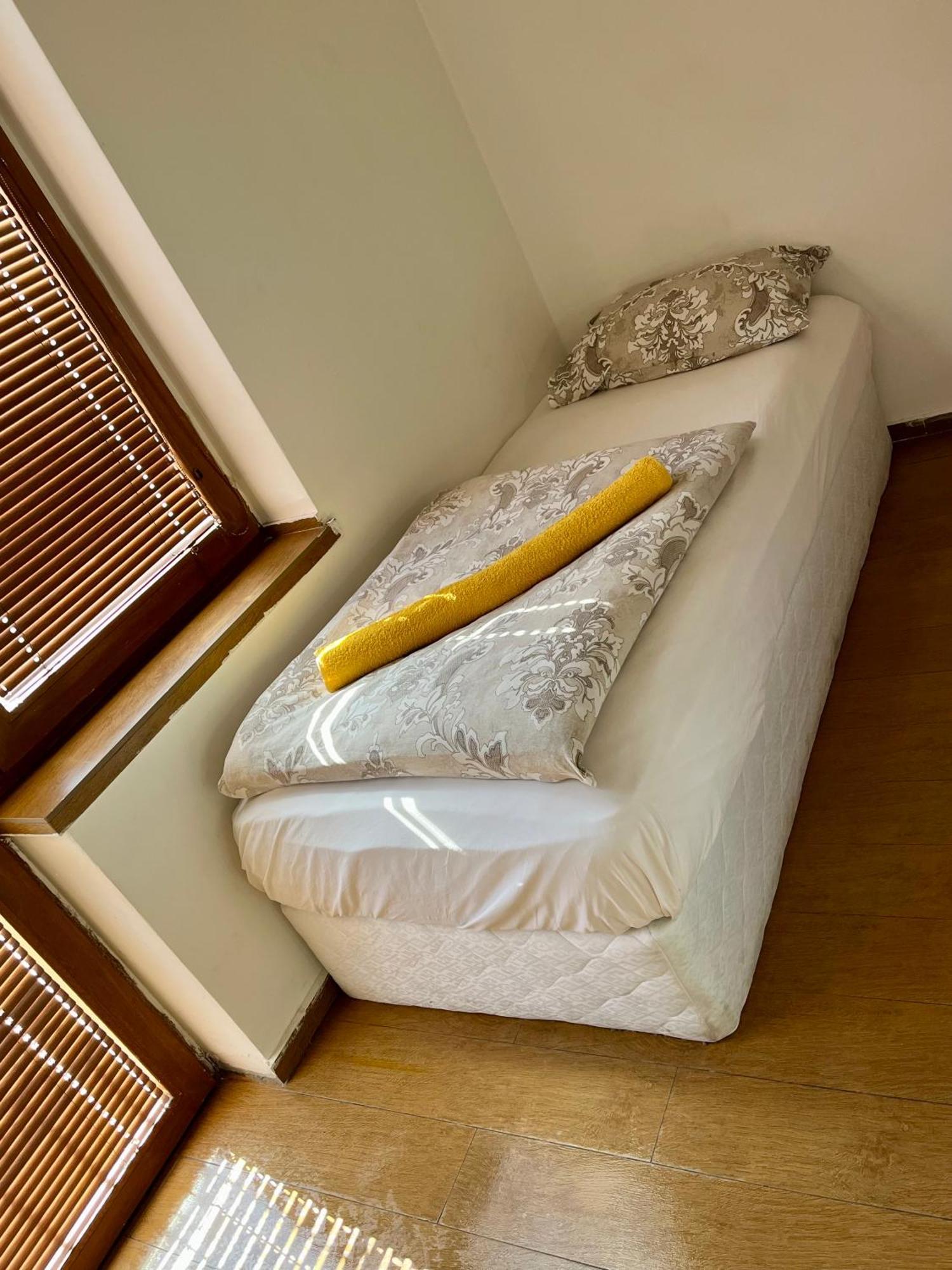 En-Suite Rooms: Novа Guesthouse In Sofia Center Rum bild