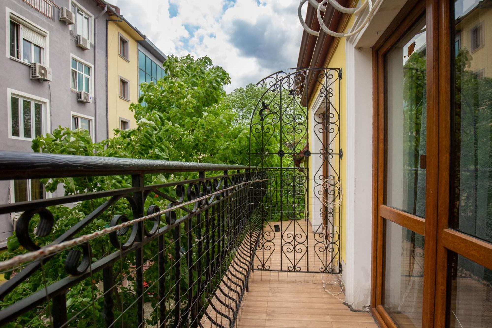 En-Suite Rooms: Novа Guesthouse In Sofia Center Exteriör bild